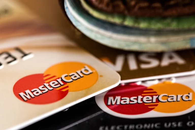 Three Visa and Mastercard credit cards with no annual fee are shown in the image.