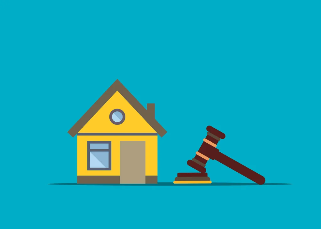 An image featuring a judge's gavel alongside a house icon, symbolizing legal matters related to property.