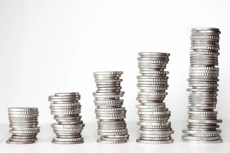 Stacks of coins representing the different tiers in tiered savings accounts